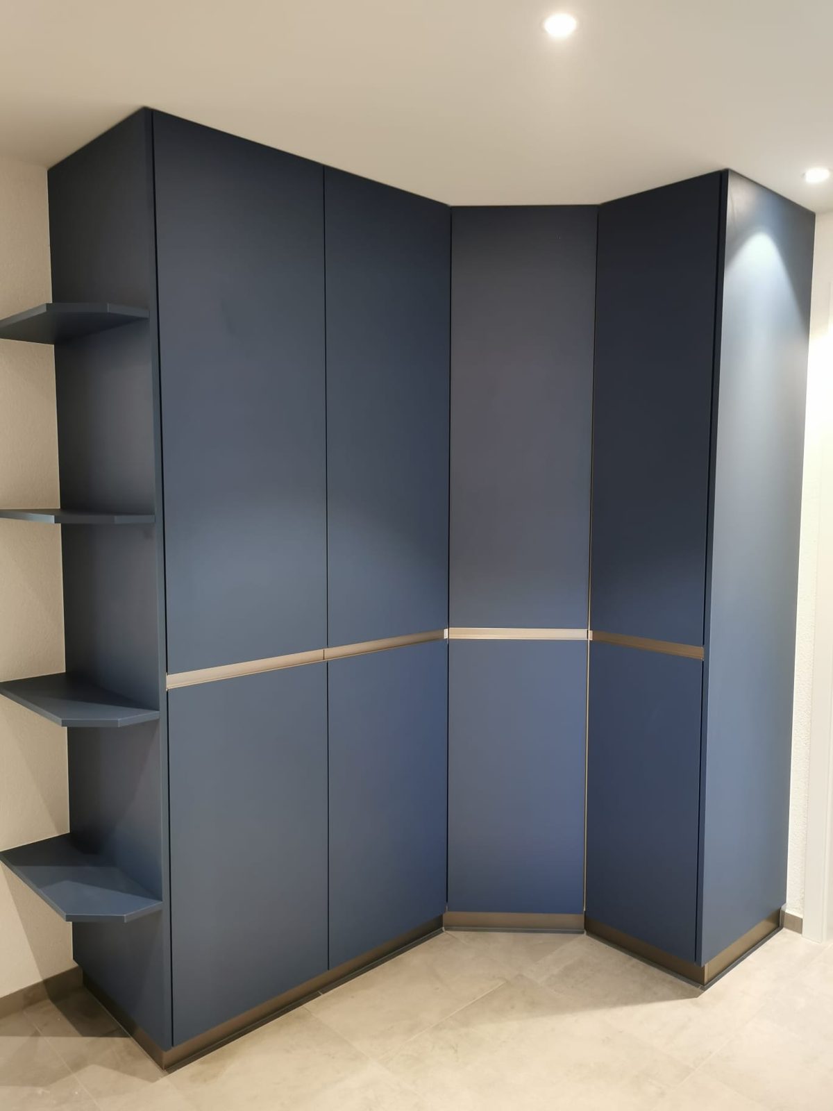 Armoire d'angle avec niches ouvertes