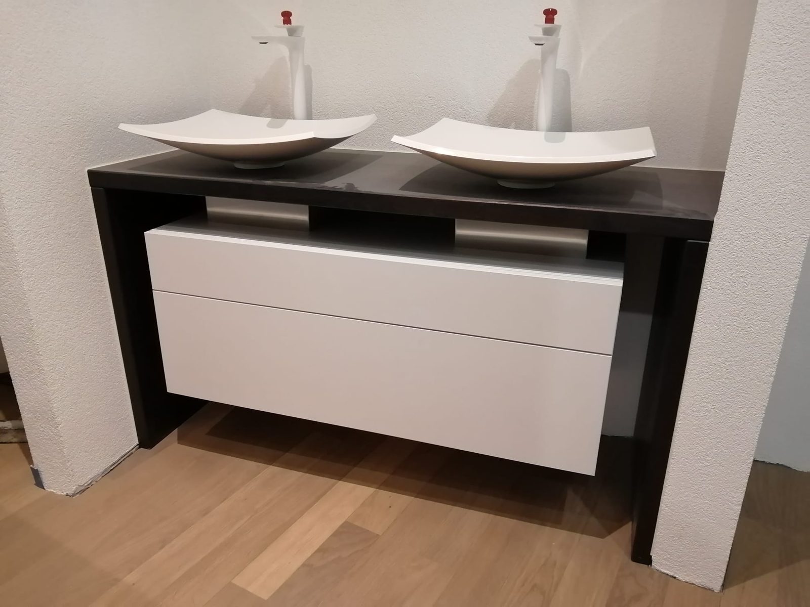 Meuble de salle de bains avec plan noir