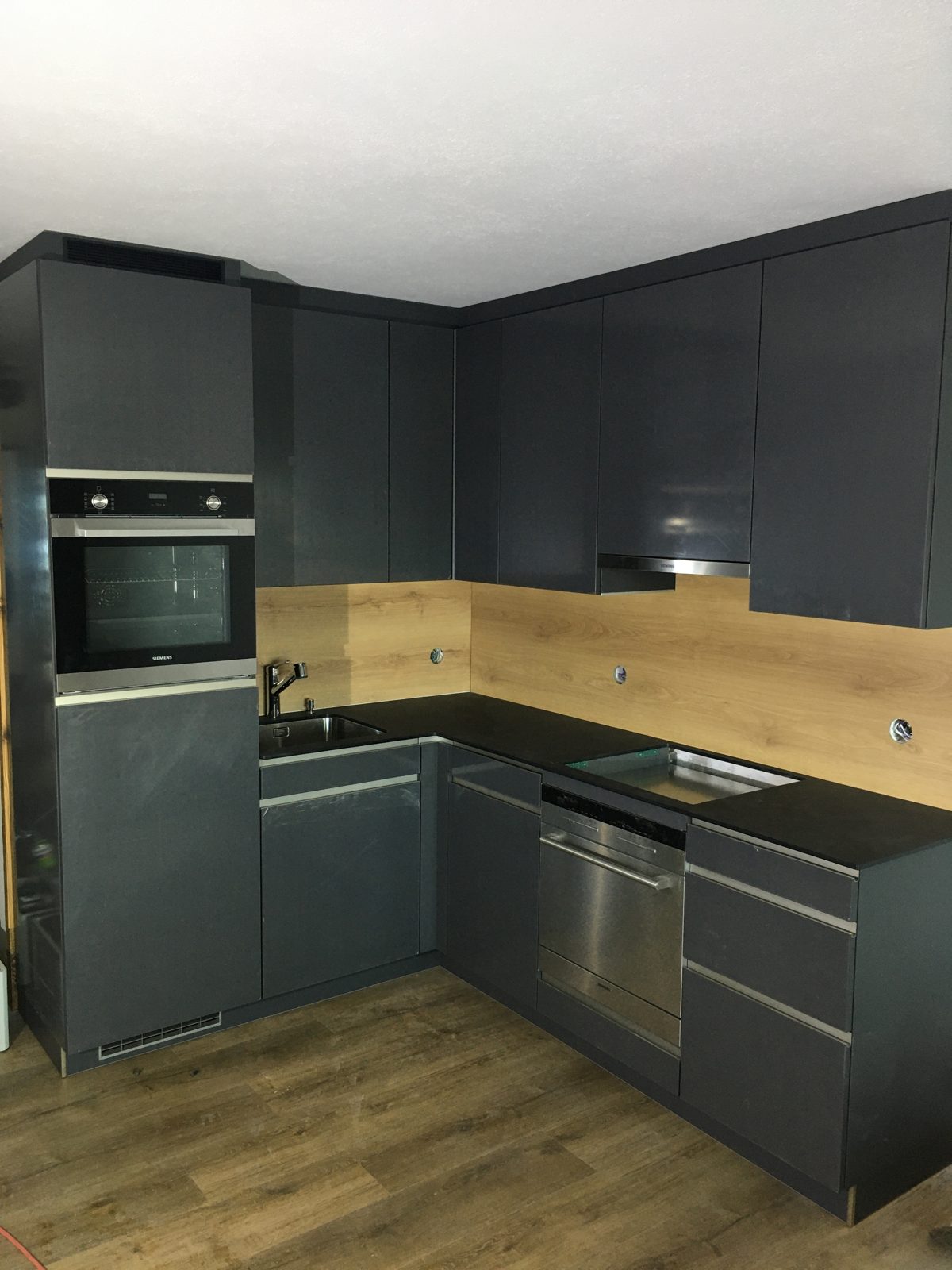 Cuisine compacte gris anthracite et bois
