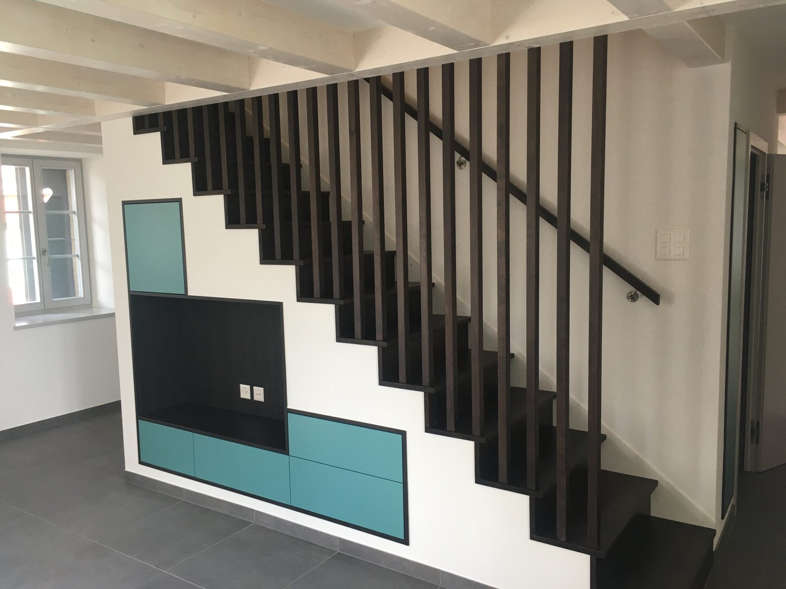 Meuble sur mesure intégré sous un escalier