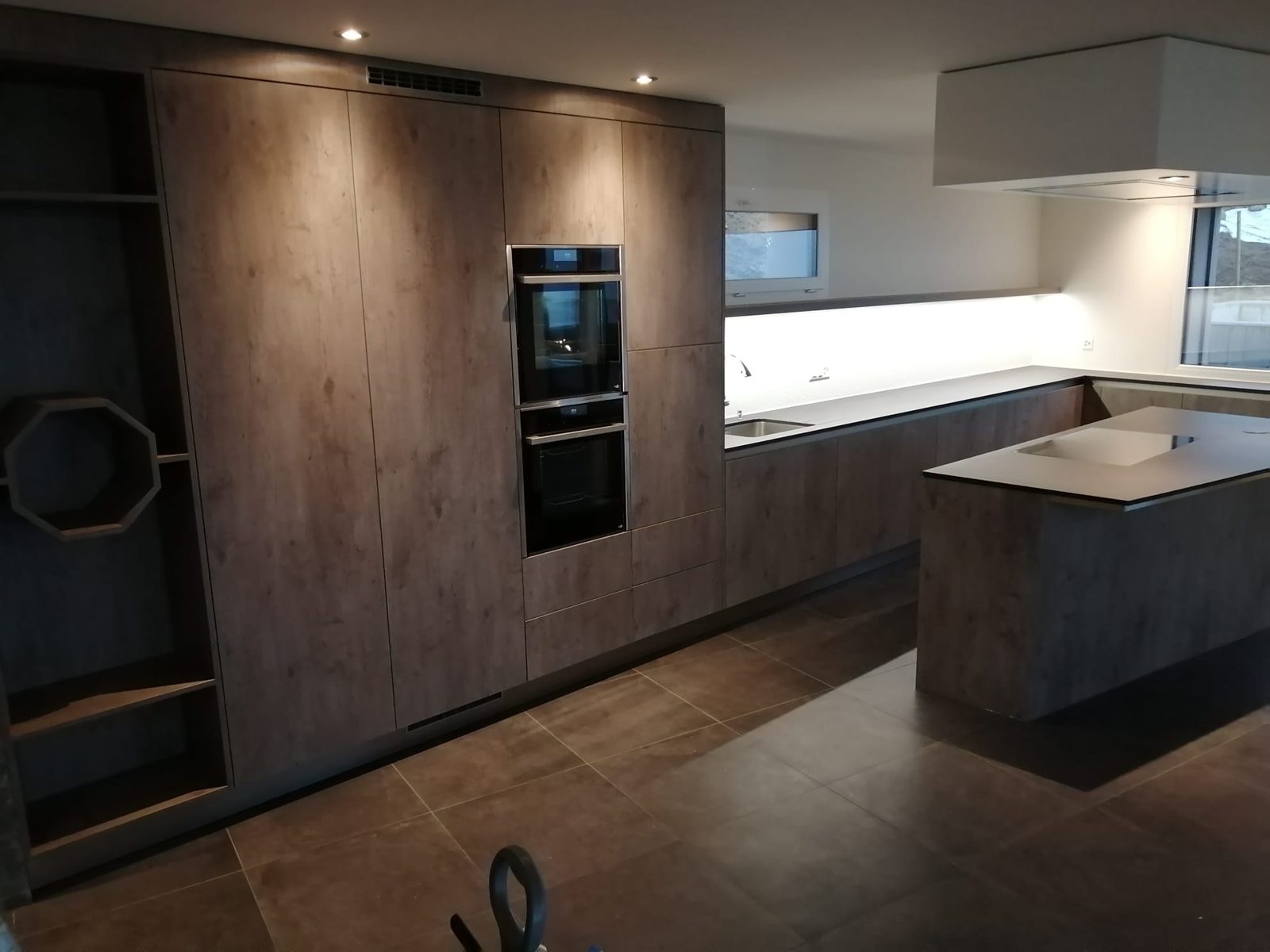 Cuisine bois foncé avec îlot central