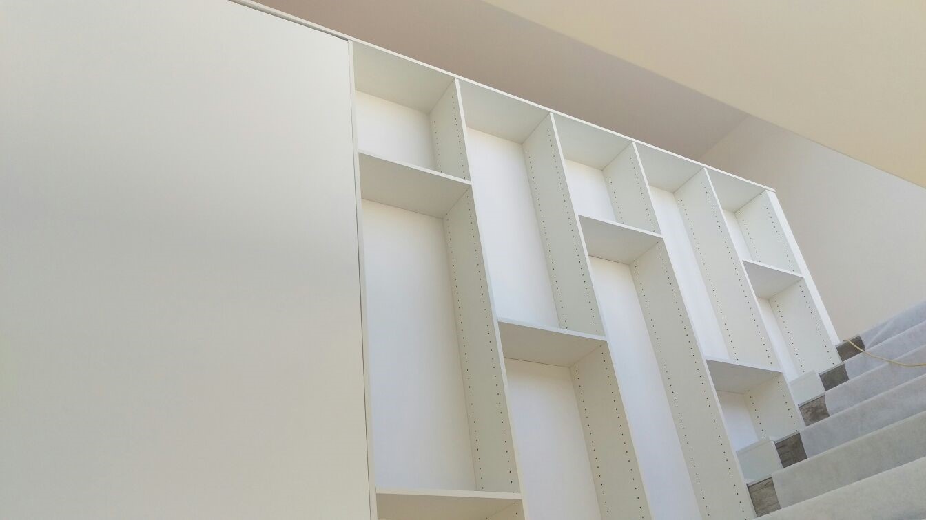 Bibliothèque et escalier en bois sur mesure
