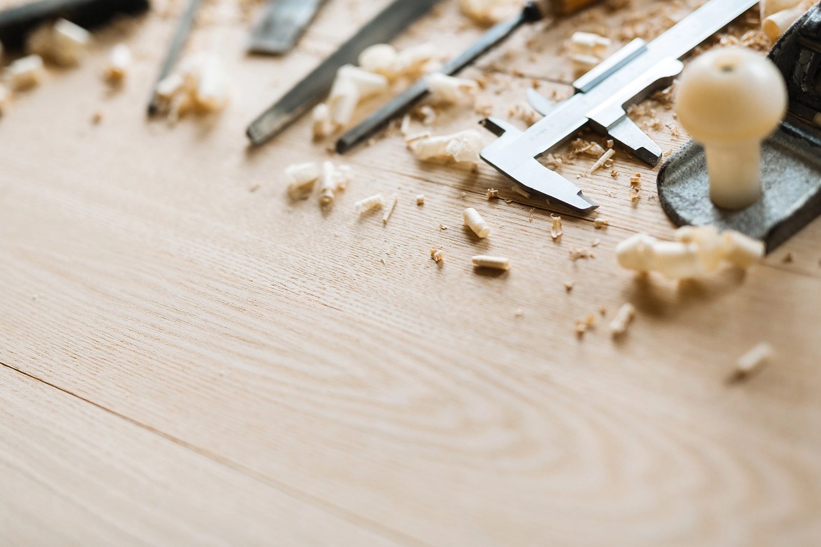 Outils de menuiserie sur un plan de travail en bois