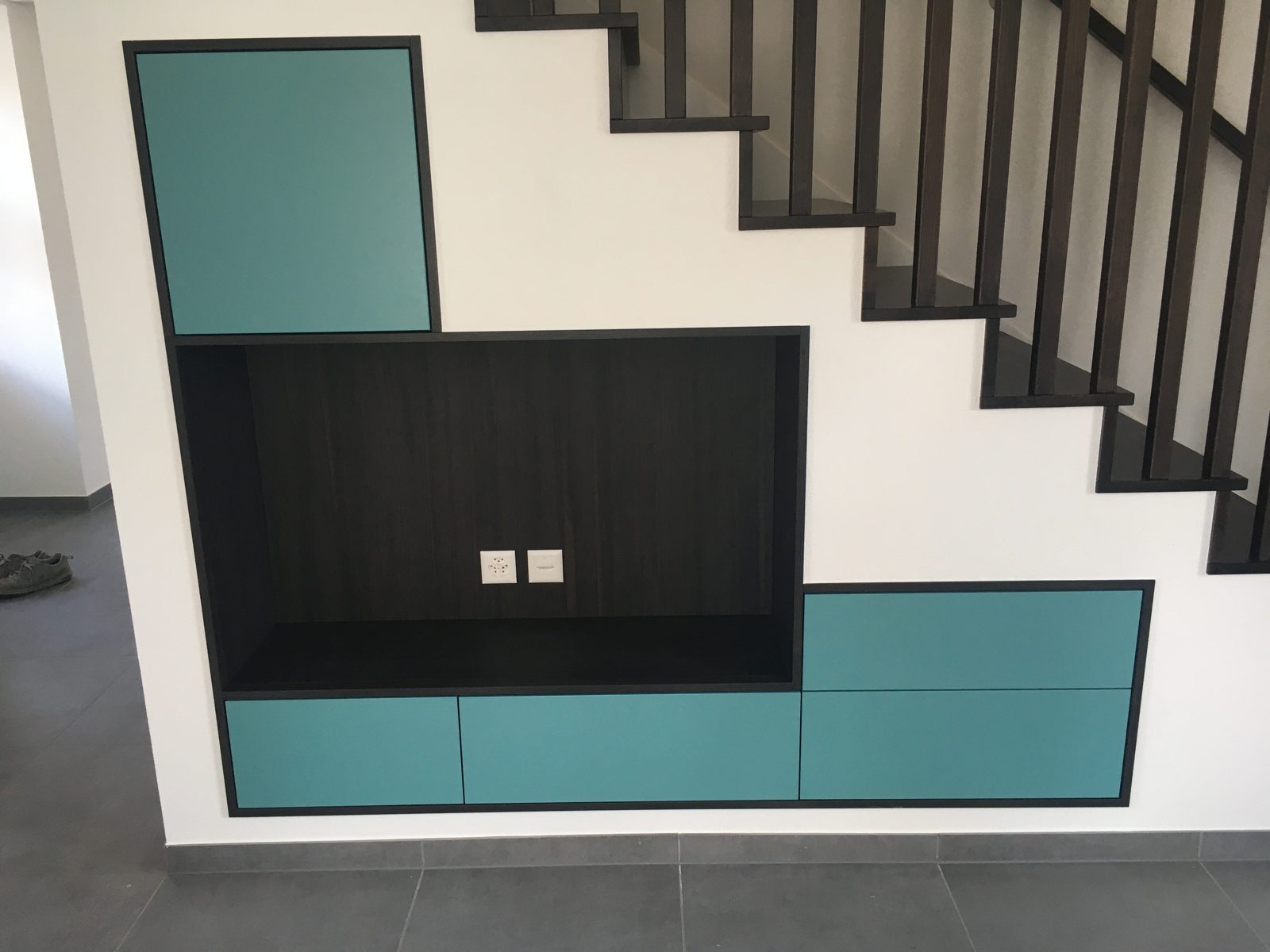 Agencement sous escalier avec façades colorées