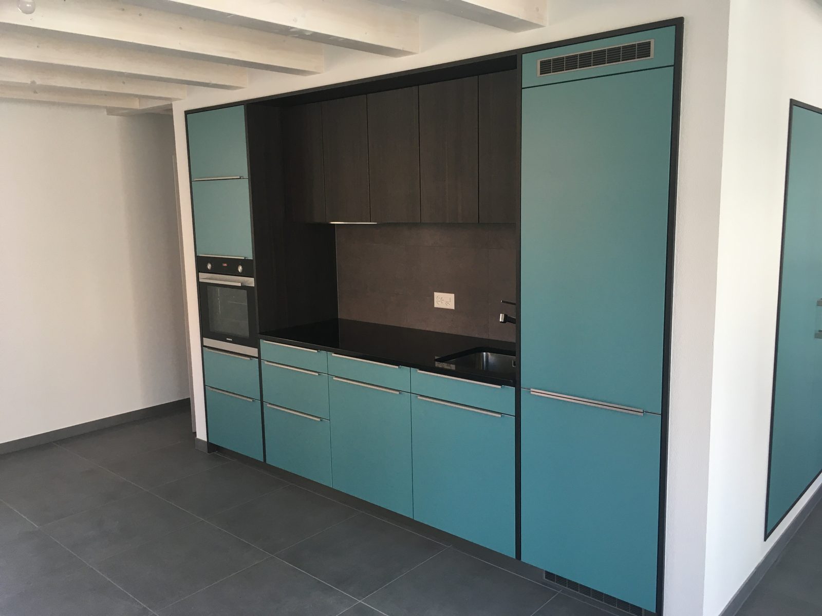Agencement intégré avec façades colorées