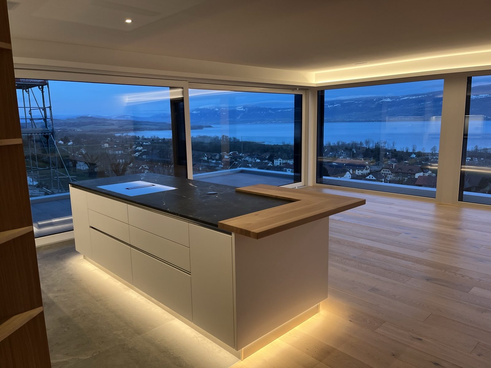 Cuisine avec îlot face à une vue panoramique