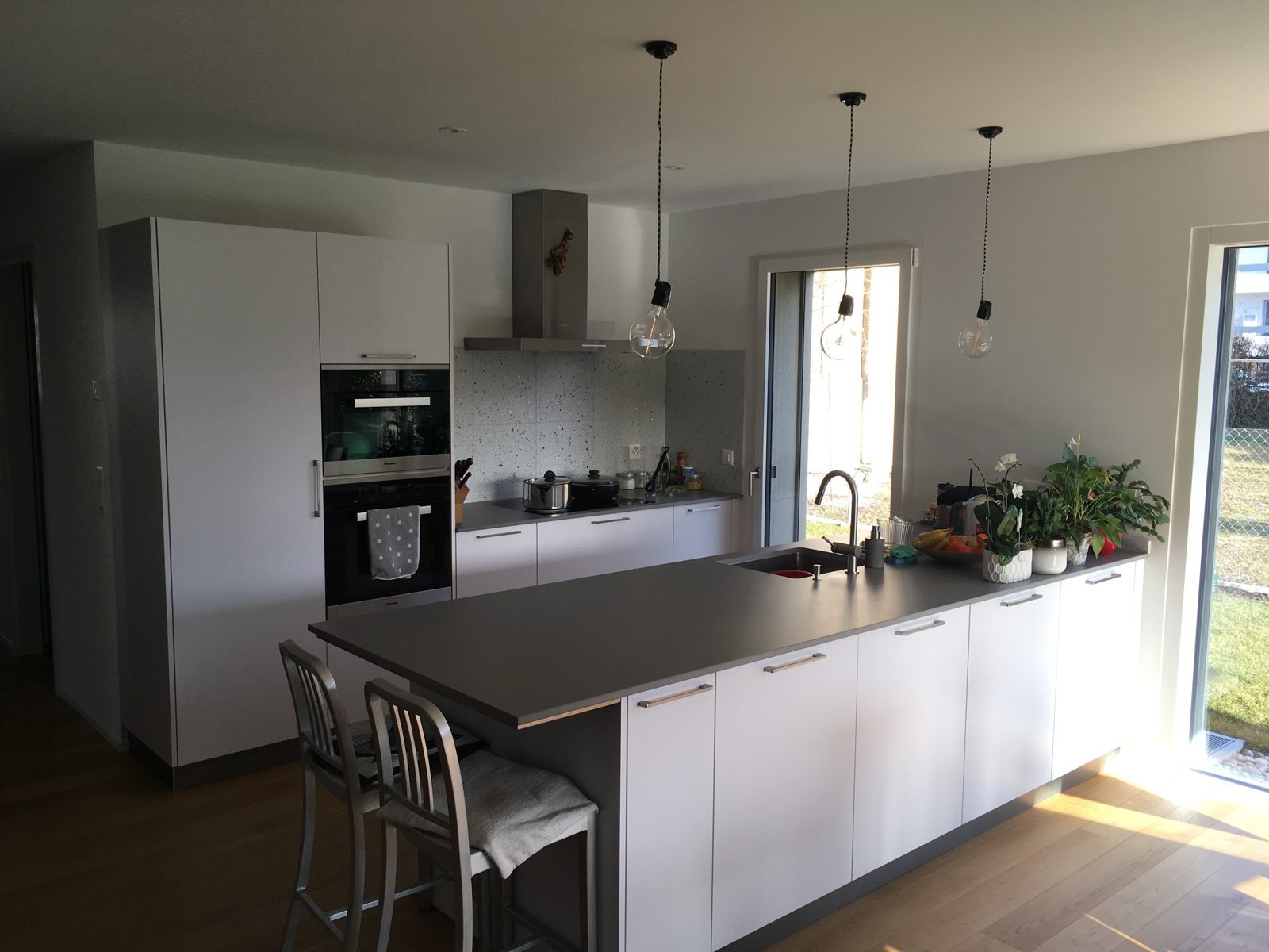 Cuisine blanche avec îlot et suspensions