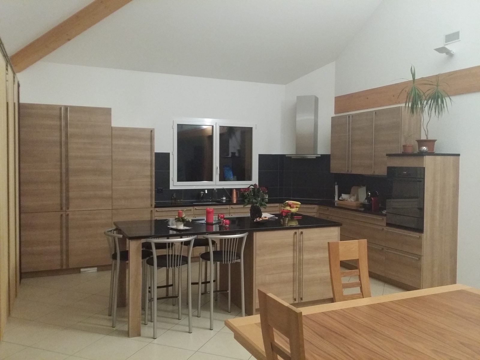 Cuisine ouverte avec table à manger intégrée