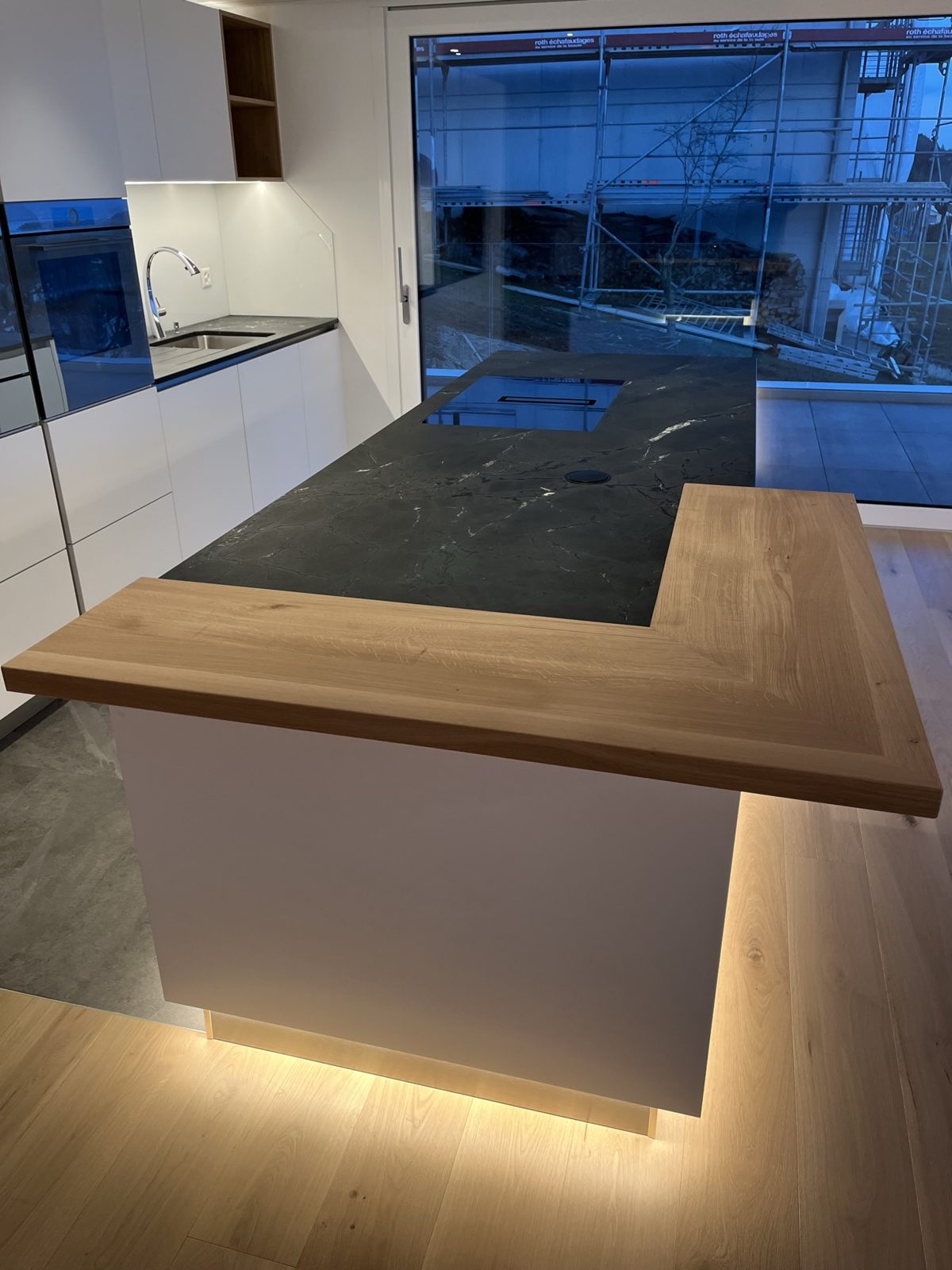Détail d'un îlot avec plan de travail bois
