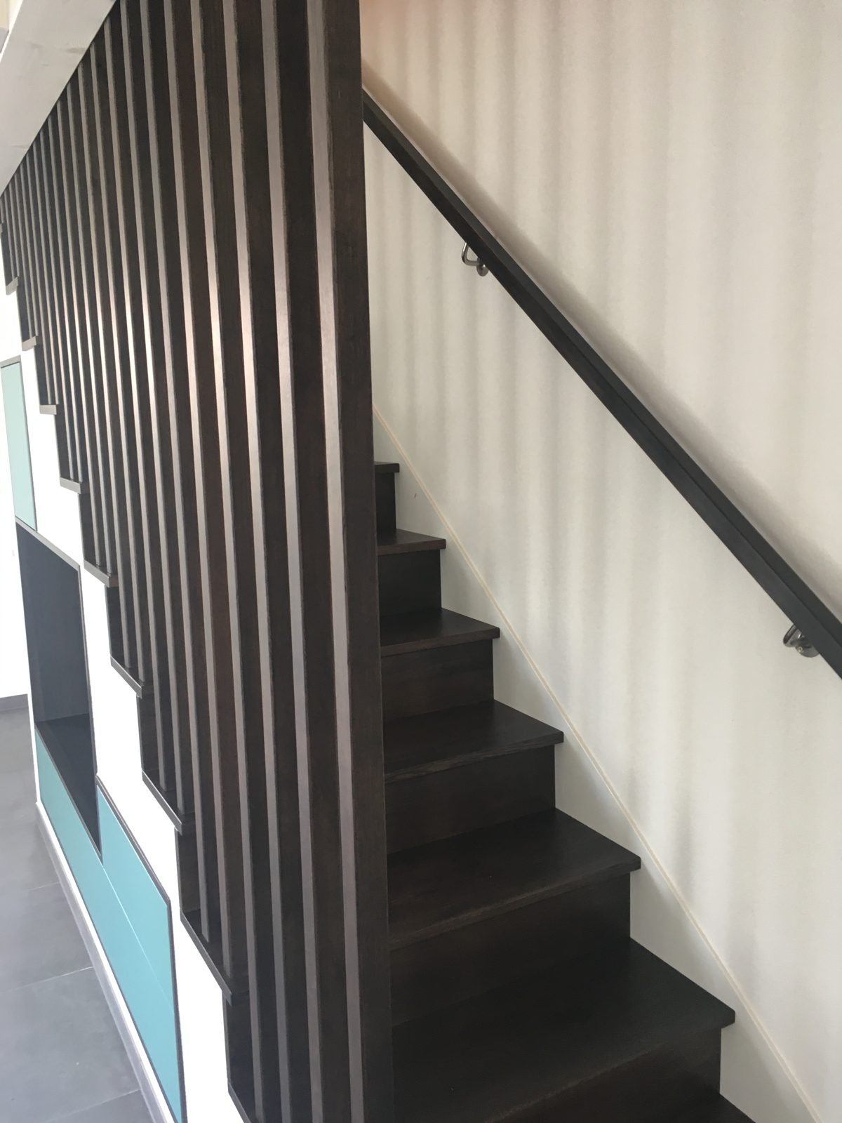 Détail de claustra en lames verticales