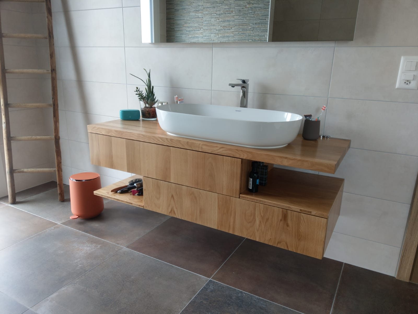 Meuble vasque en bois avec miroir
