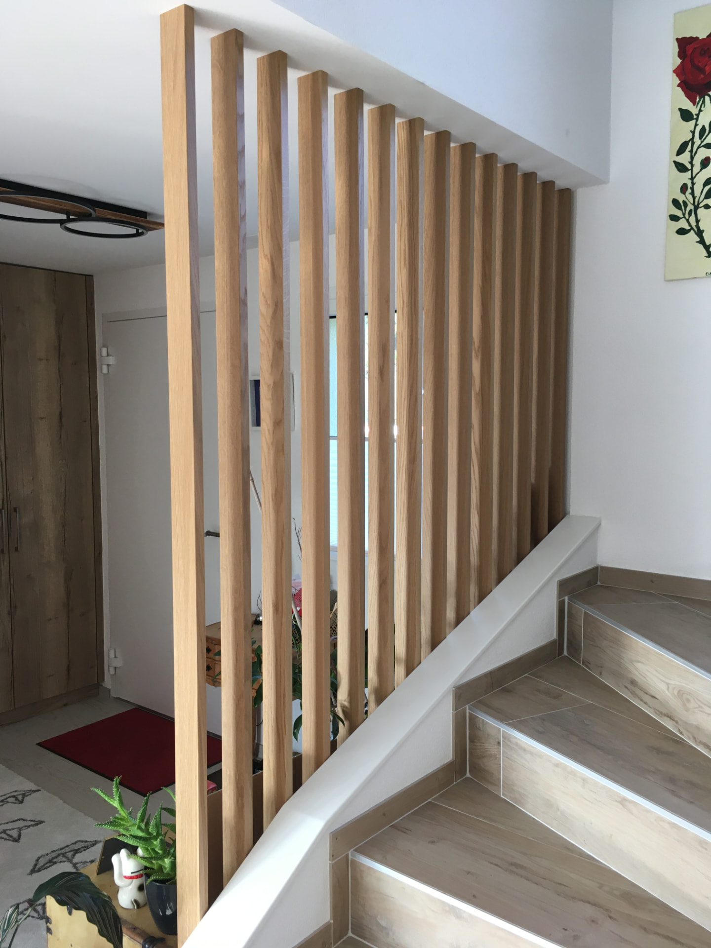 Garde-corps de palier en lamelles de bois le long de l'escalier