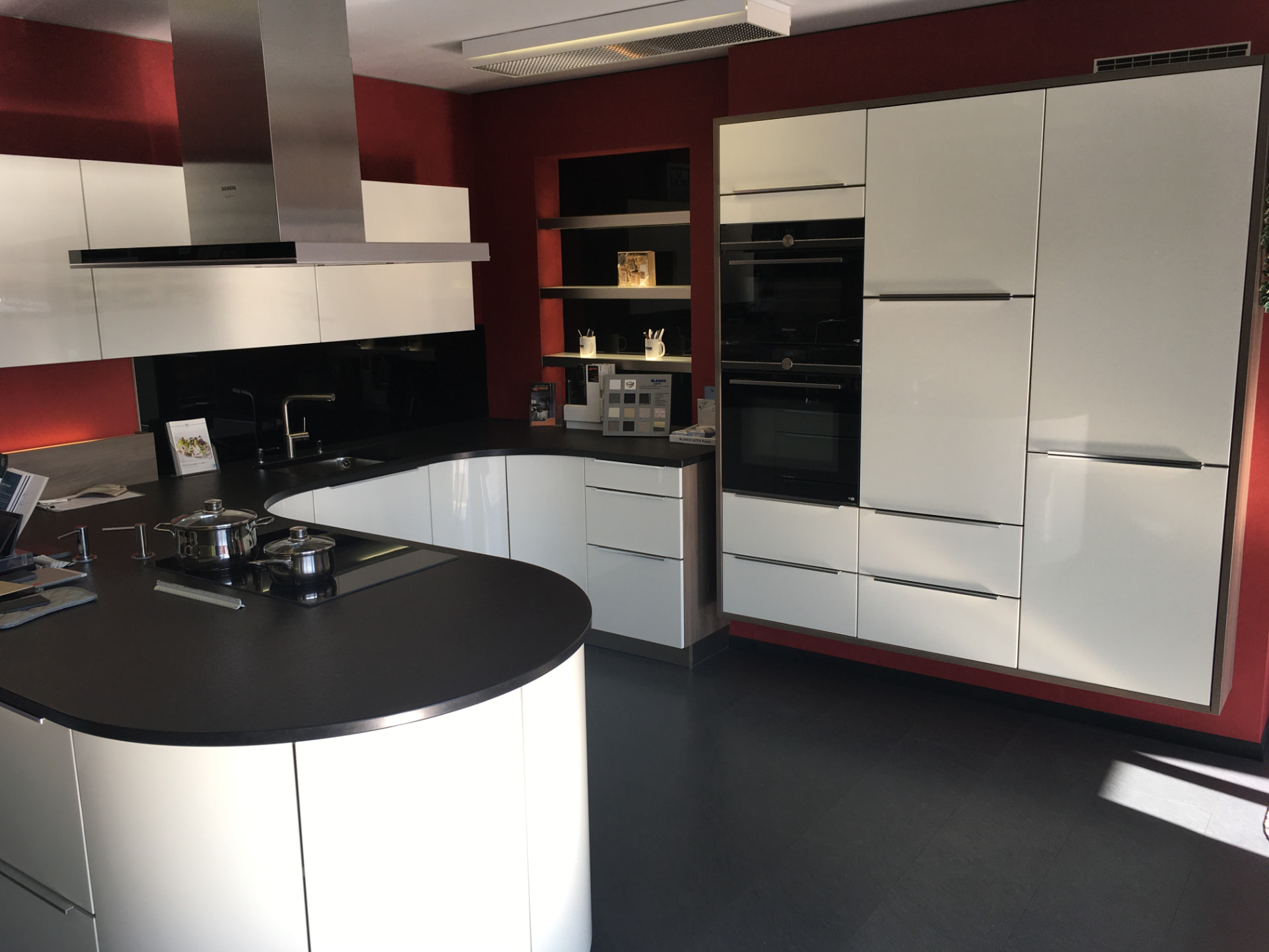 Exposition : plan de travail courbe noir avec hotte en inox
