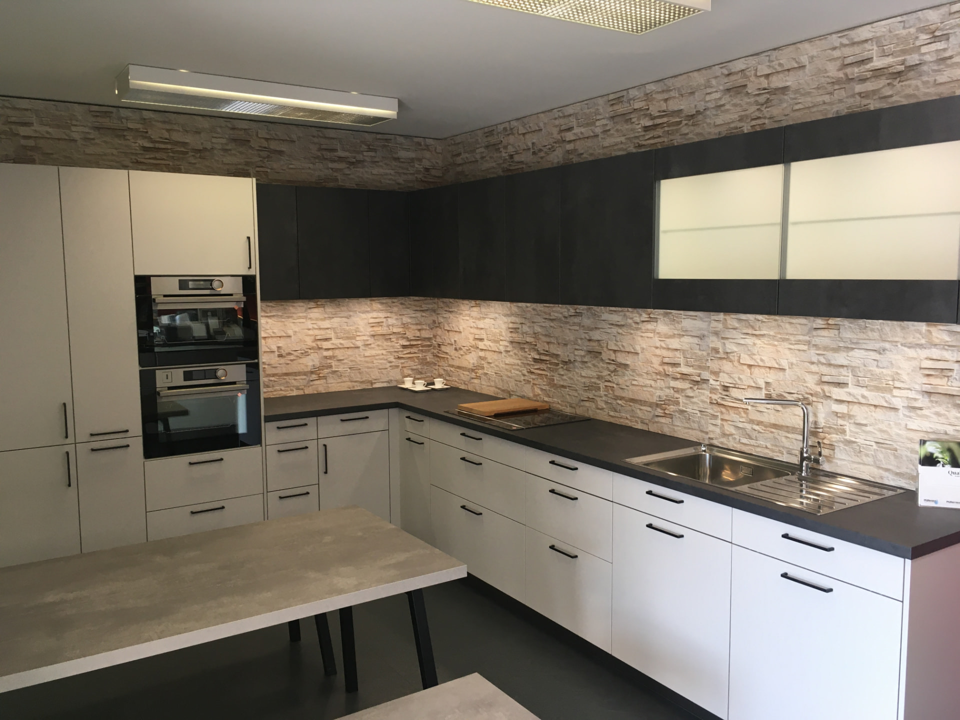 Exposition : cuisine en L avec table assortie et double four